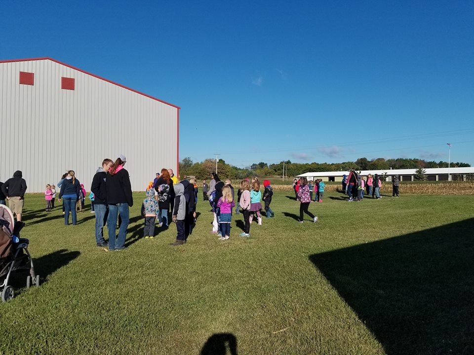 Zielanis Elementary School students/Kiel FFA students